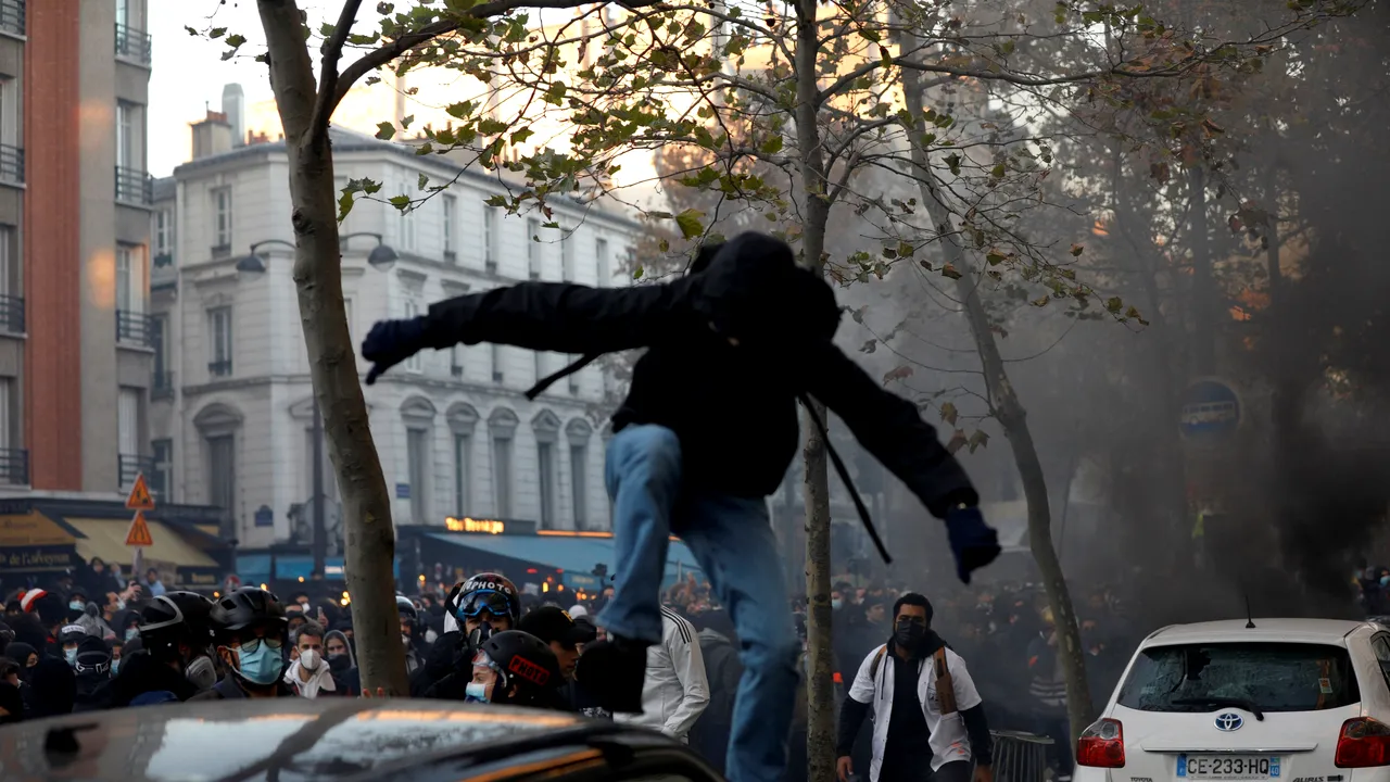 VIDEO Proteste de amploare în Franţa faţă de un proiect de lege controversat. Violenţe la Paris