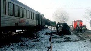 Autobuz lovit de tren în Braşov: Şase persoane au fost rănite - VIDEO, FOTO