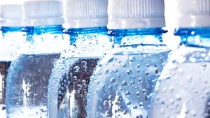 Guvernul român trimite Japoniei apă plată de 50.000 de lei. Transportul costă 383.000 de lei