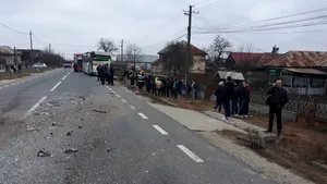 Două autocare cu 80 de muncitori la bord, implicate în accident în Brăneşti, judeţul Gorj