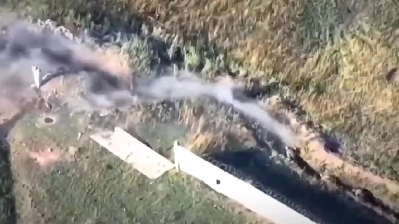 Soldaţi ruşi care fug în tranşeele din Doneţk. Drona ucraineană îi identifică şi îi bombardează

