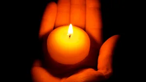 Galaţi: Spălatul feţei cu apa unde s-au pus un ou roşu, unul alb şi un ban, obicei străvechi de Paşti