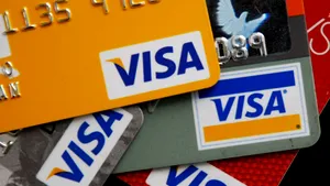 Cardurile bancare româneşti, de trei ori mai scumpe decât în Bulgaria