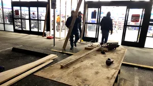 Accident cumplit în SUA: Cel puţin 11 răniţi, dintre care 3 în stare critică, după ce o autoutilitară a lovit vitrina unui magazin - VIDEO