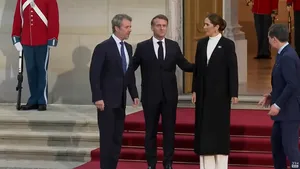 Nicușor Dan, nouă gafă de protocol la Copenhaga: președintele României, reticent să se fotografieze cu Macron și oficialii danezi
