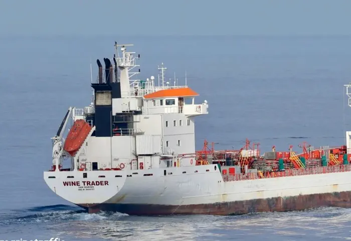 NEWS ALERT Incendii la bordul a două nave, în apropiere de Sulina. În petrolier s-a produs o explozie după ce a fost lovit de drone | Opt marinari sunt dați dispăruți