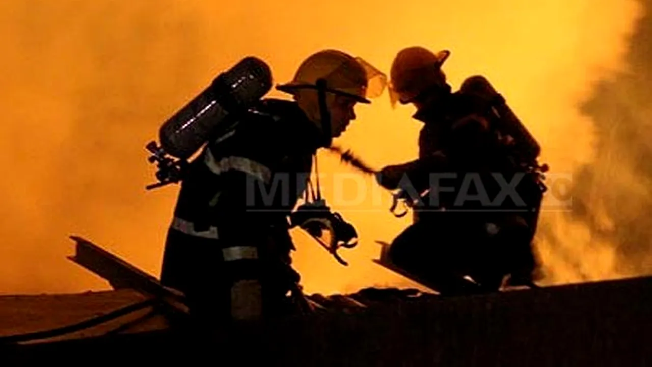 Prahova: Incendiu puternic izbucnit în secţia de bureţi a Fabricii de mobilă 