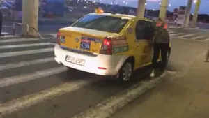 VIDEO | Turişti străini, pe punctul de a fi lăsaţi fără haine de un taximetrist care le-a cerut 