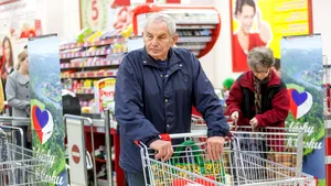 Patru bărbaţi din Buzău, prinşi după ce au jefuit un bătrân într-un hipermarket. Ce au luat hoţii din borseta acestuia