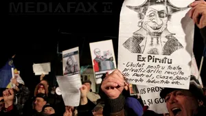 A 12-A ZI DE PROTESTE ÎN CAPITALĂ: Mitingul s-a încheiat fără violenţe, singurul incident fiind blocarea Bulevardului Magheru pentru câteva minute - VIDEO