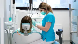Dr Denisa Zaharia, de Ziua Internaţională a Stomatologului: „Procedura „fast & fixed”, aparatele invizibile detaşabile, terapia laser şi implanturile digitale sunt serviciile-vedetă ale anului!”
