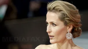 Gillian Anderson renunţă la haine în scopuri caritabile