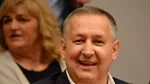 Interceptări DNA: Procurorii l-au supravegheat pe șeful ARR, Cristian Anton, în timp ce își număra banii, în șoaptă, în propria casă: „1, 2, 3.. 8, 9. ‘Ai să-mi bag ****! ”Anton se urca cu o scară inclusiv pe blatul mobilierului de bucătărie și vorbea singur când verifica banii: „Să-l iau, în **** mea … Hai aici!”