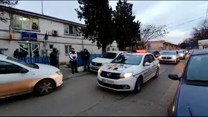 Razie în Ferentari. Poliţia a legitimat peste 330 de persoane şi a deschis patru dosare penale. VIDEO