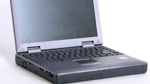 Elevii din clasa a IX-a şi profesorii primesc laptopuri de la minister
