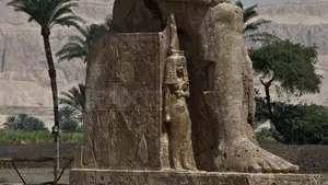 Două statui uriaşe ale faraonului Amenhotep al III-lea, descoperite în Egipt