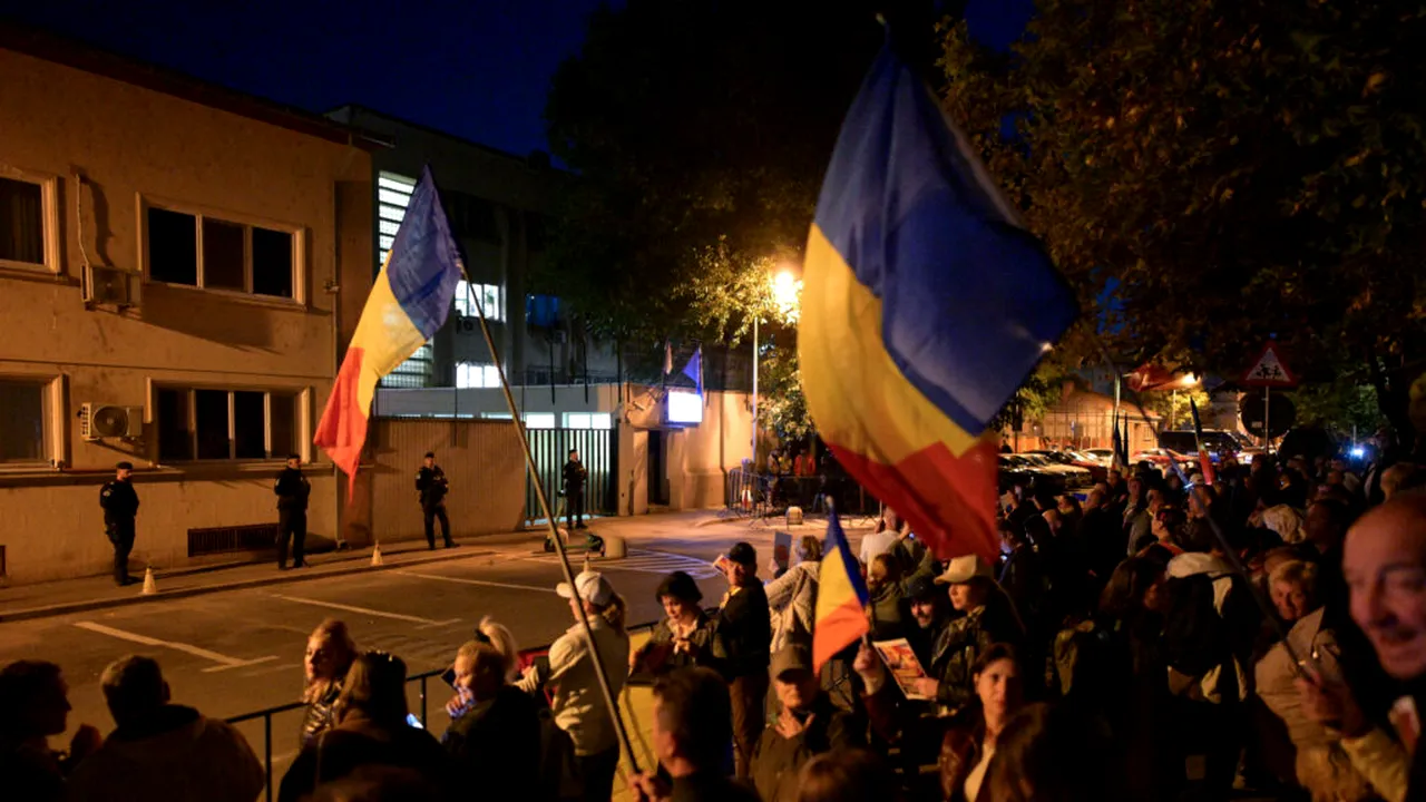 Protest pentru Călin Georgescu la Bruxelles. Banner uriaș cu mesajul „Persecutat politic” în fața Parlamentului European