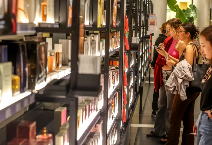 ANALIZĂ Piața cosmeticelor și parfumurilor din România a ajuns la aproape 4,3 mld euro în 2025, cu peste 10% față de 2024. Top 10 retaileri și vânzători angros, dar și principalele trenduri
