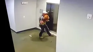 VIDEO | Momentul în care un câine este salvat după ce i s-a prins lesa de cabina liftului