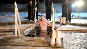 Vladimir Putin a intrat în apele îngheţate ale lacului Selinger, după obiceiul ortodox de Bobotează | GALERIE FOTO 