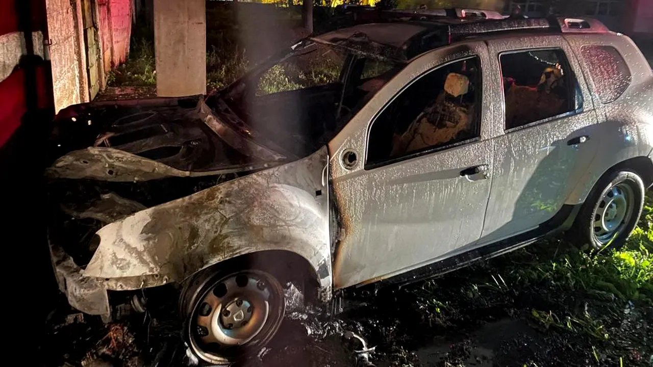 Incendiu de proporţii în Bacău. 9 maşini s-au făcut scrum