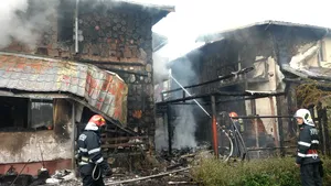 Incendiu violent în Tunari-Ilfov. Pompierii intervin pentru a stinge flăcările ce au cuprins două case