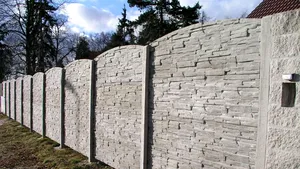 Argeş: Un bărbat a murit strivit de un gard de beton