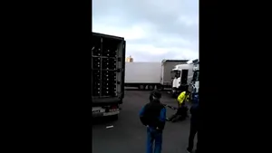 Autorităţile franceze, sesizate despre cazul unor presupuşi şoferi români care bat imigranţi - VIDEO