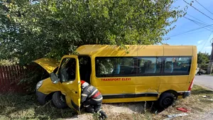 Doi copii în vârstă de nouă ani, duși la spital după ce un microbuz școlar a făcut accident