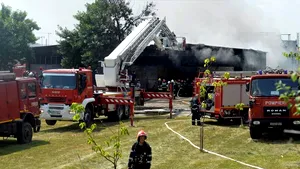Angajat al unui depozit din Capitală, transportat la spital, în urma unui incendiu - FOTO
