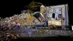 Anchetă pe șantierul unde s-a prăbușit turnul Bisericii Reformate din orașul Cehu Silvaniei. O polițistă a fost rănită