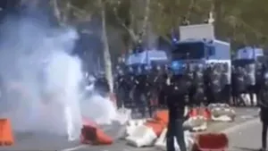 Proteste violente în oraşul Napoli în cursul unei vizite a premierului Matteo Renzi. Cinci poliţişti au fost răniţi