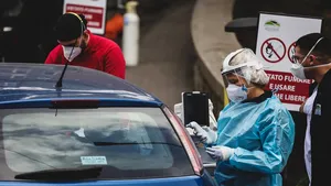 VIDEO. Soluţii extreme pentru bolnavii cu Covid din Italia. Medicii le administrează oxigen în maşină, în parcarea spitalului 