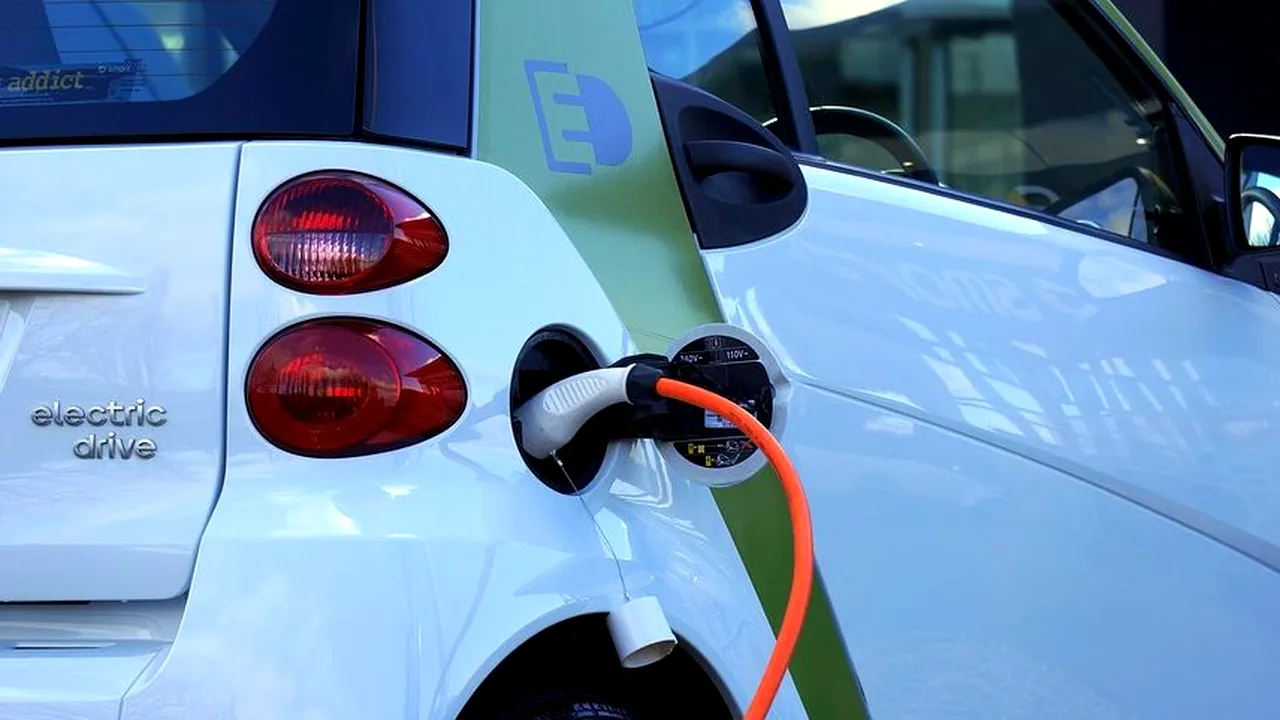 Primăriile reşedinţă de judeţ pot cere bani pentru staţii de reîncărcare a maşinilor electrice