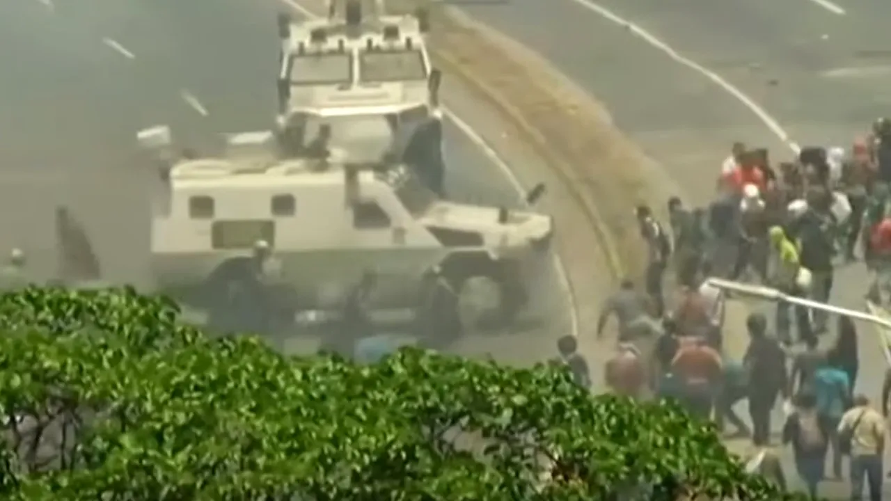 Scene de război în Venezuela: Momentul în care un vehicul blindat intră în protestari | VIDEO