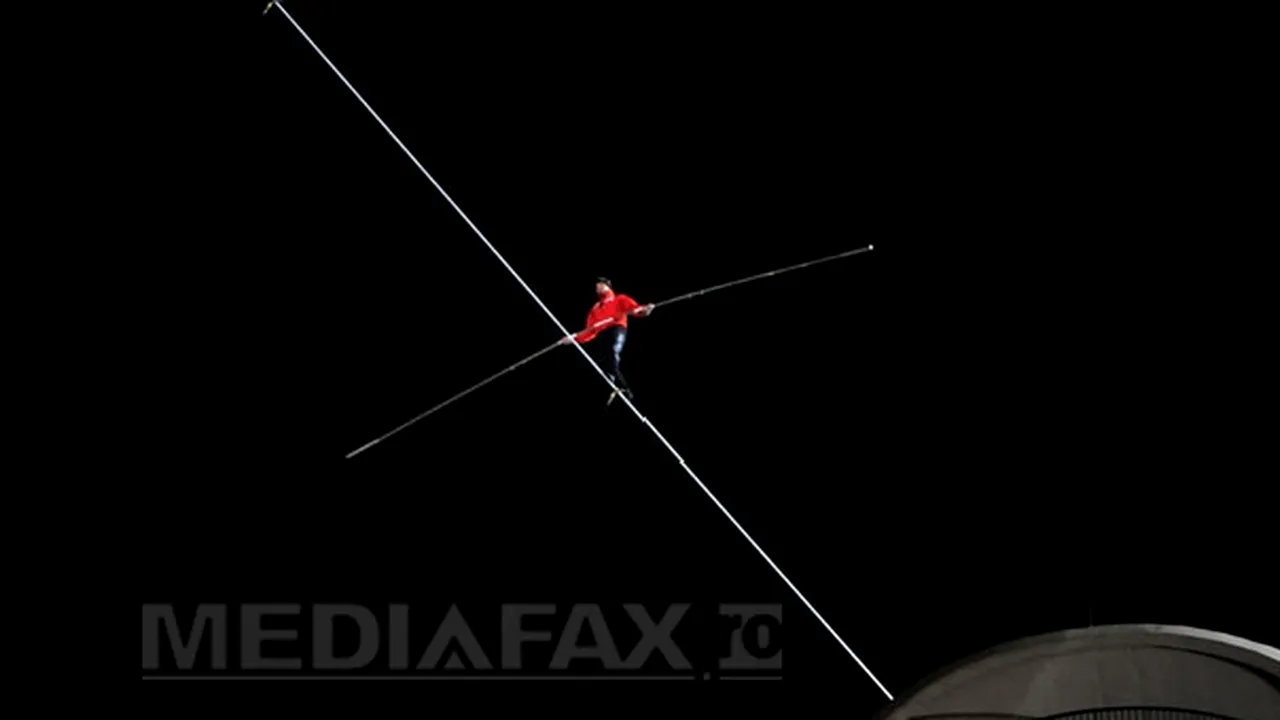 Nik Wallenda a stabilit două RECORDURI mondiale, mergând pe sârmă între doi zgârie-nori din Chicago - GALERIE FOTO
