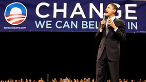 Barack Obama poartă pantaloni cusuţi într-o fabrică din România