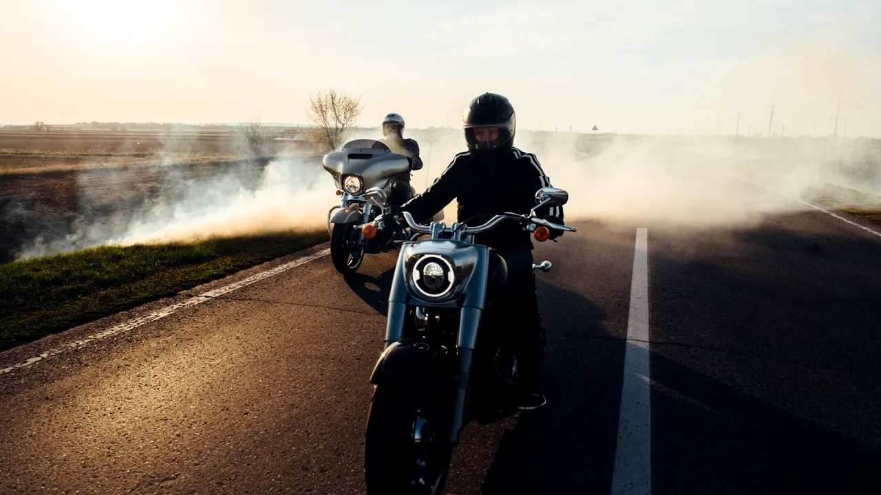 Motociclete şi libertatea: De ce pasiunea pentru motoare ne atrage?