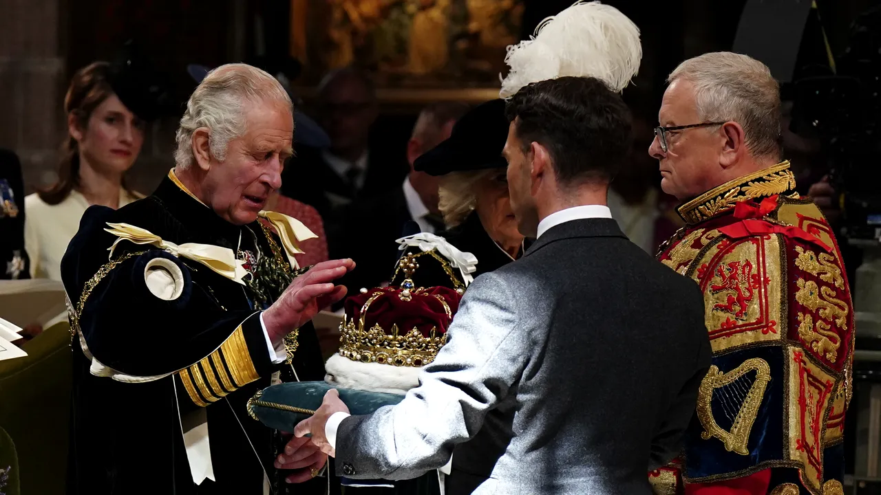 Charles al III-lea a fost încoronat pentru a doua oară. Acum, este şi regele Scoţiei 