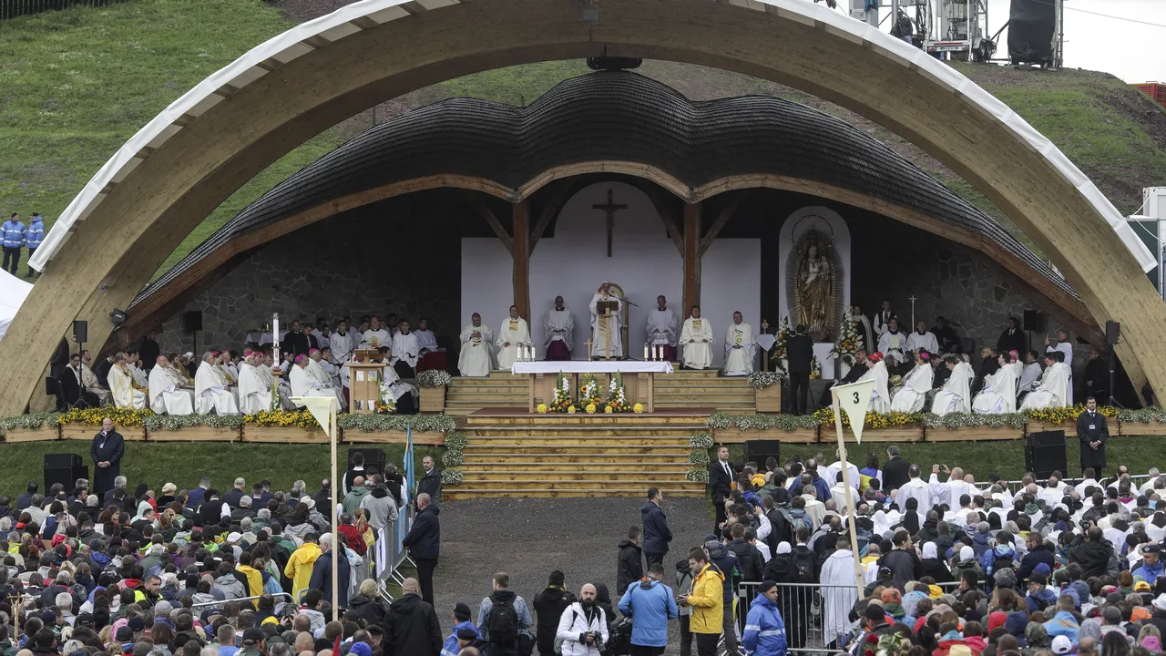 Papa Francisc în România, în a doua zi a vizitei/ Suveranul Pontif, la Şumuleu-Ciuc: Evenimentele triste din trecut nu trebuie uitate, dar nici nu pot constitui un obstacol pentru convieţuirea fraternă LIVE TEXT
