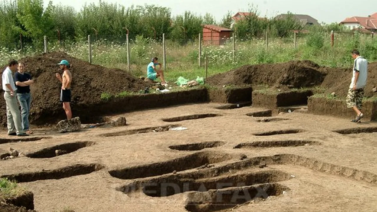 DESCOPERIRE importantă pe malul mării la vechea cetate Callatis: un capitel ionic sculptat în calcar