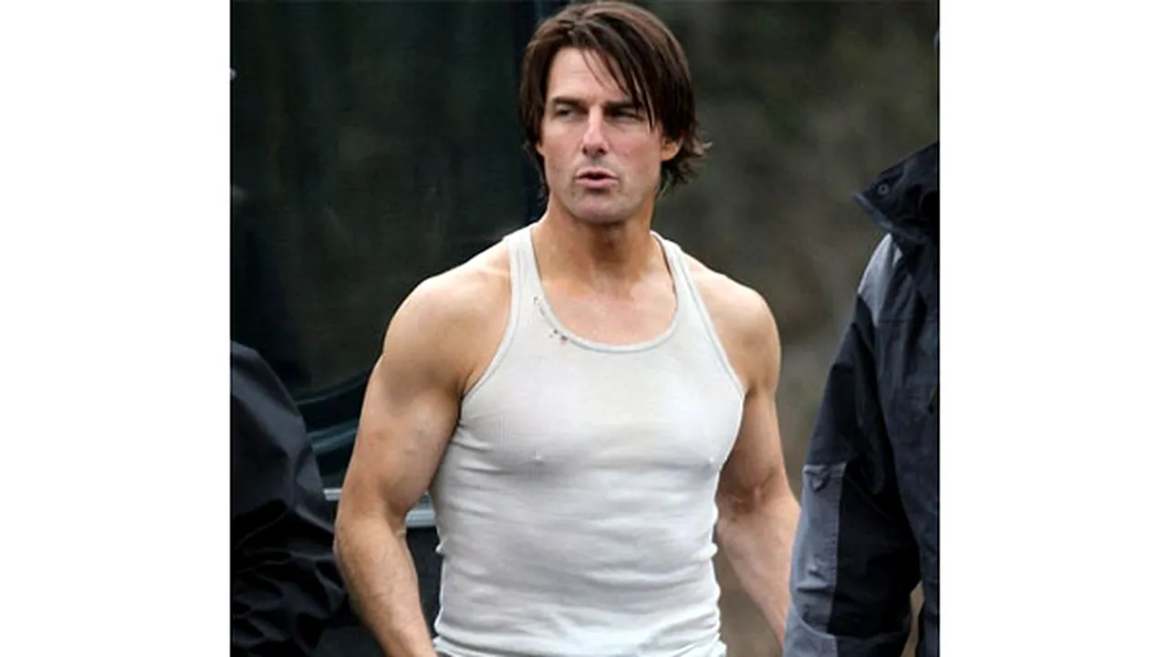 Tom Cruise îşi arată muşchii la 48 de ani - FOTO