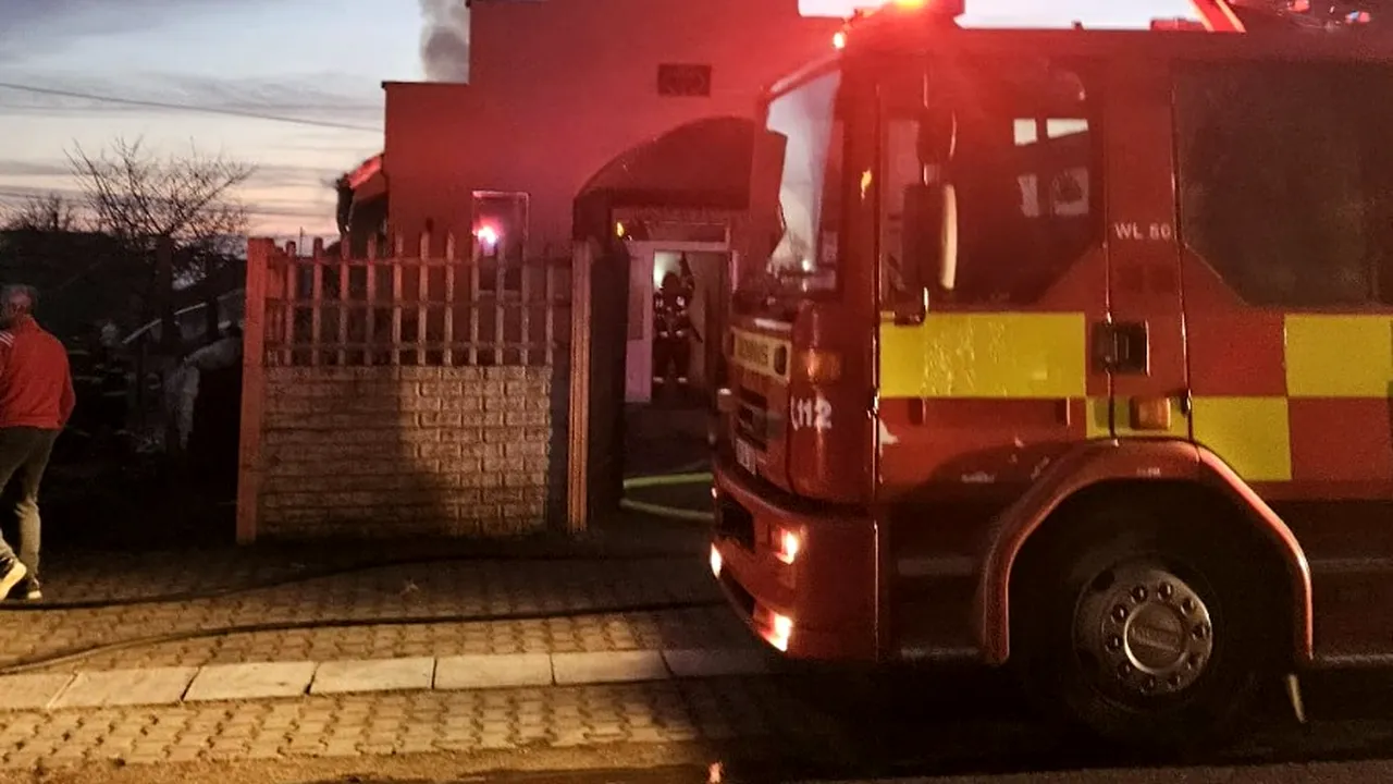 Incendiu la o biserică din judeţul Bihor. Întregul acoperiş, în flăcări