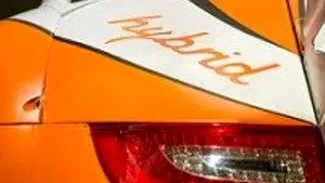 Sondaj INSCOP Research: Trei din zece români ar cumpăra un automobil hibrid dacă ar avea bani