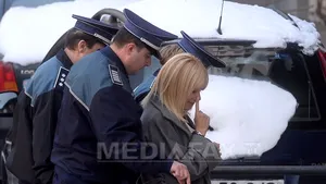 Mama Elenei Udrea, în vizită la Arestul Poliţiei Capitalei