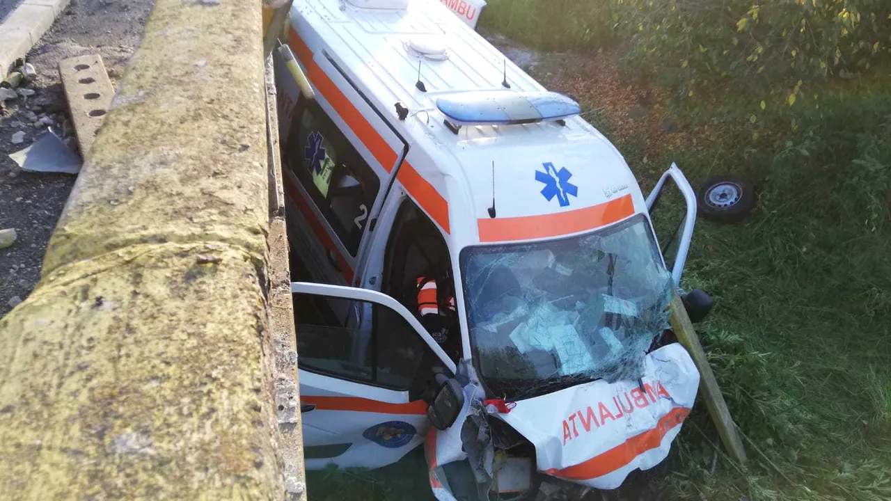 FOTO: O ambulanţă care transporta un pacient bolnav de COVID-19 a căzut de pe un pod. Patru persoane au fost accidentate