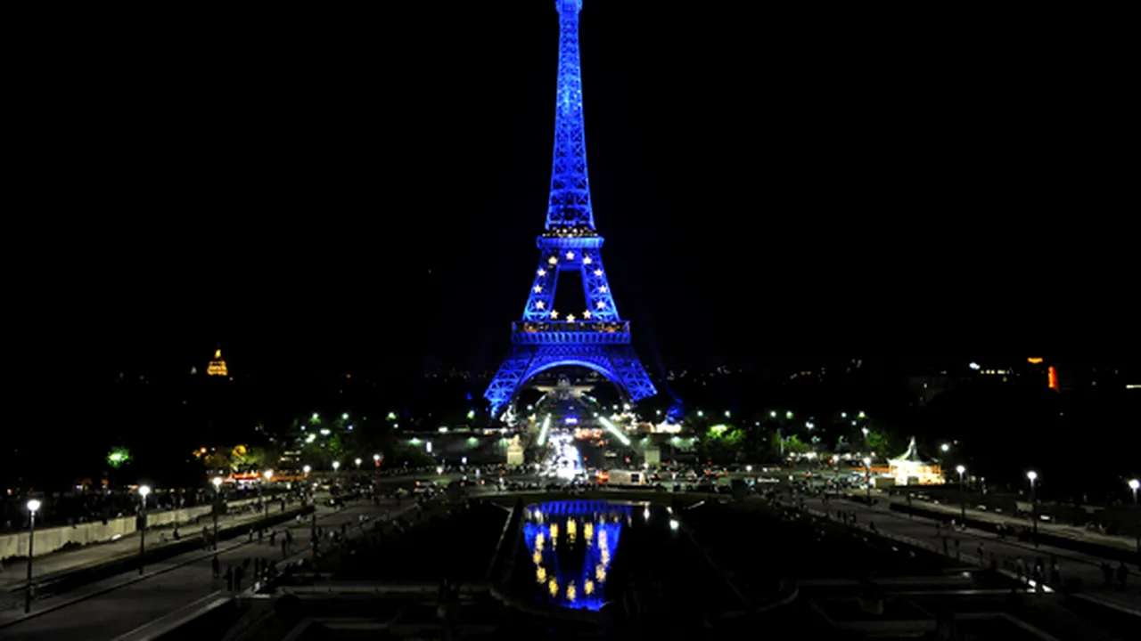 FOTO, VIDEO | Panică la Paris: Un individ înarmat cu un cuţit a fost reţinut la Turnul Eiffel