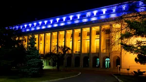 Palatul Victoria este iluminat în culorile drapelului Ucrainei