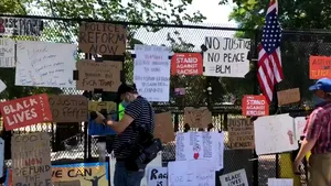 #BunkerBoy. Americanii îl iau peste picior pe Donald Trump pentru gardul de la Casa Albă 