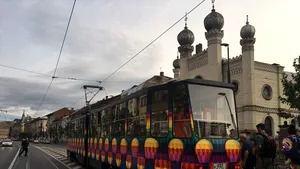 GALERIE FOTO | Un tramvai vechi pictat de un artist local, pus în circulaţie la Cluj-Napoca